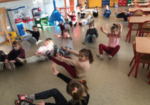 Dzieci ćwiczą na podłodze